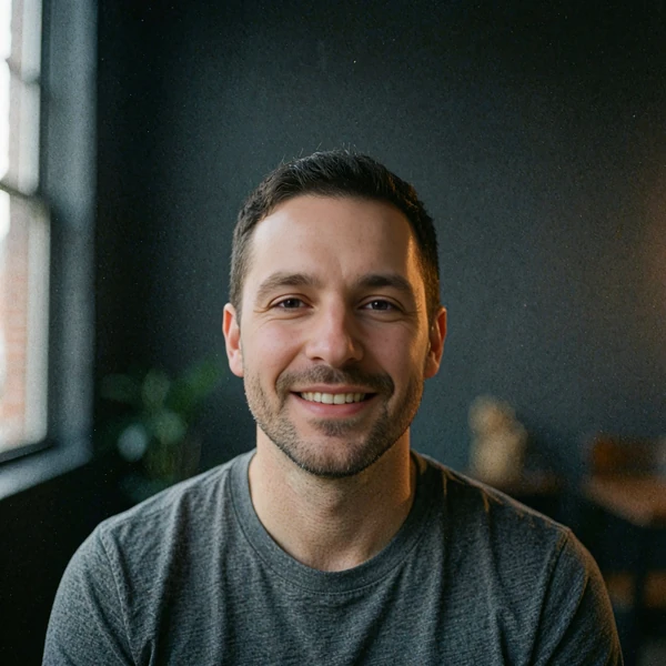 Smiling bearded man in his thirties wearing a grey t-shirt, busy professional reader profile in our elvori review